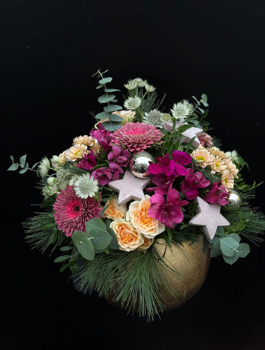 Rund gebundener Weihnachtsstrauß