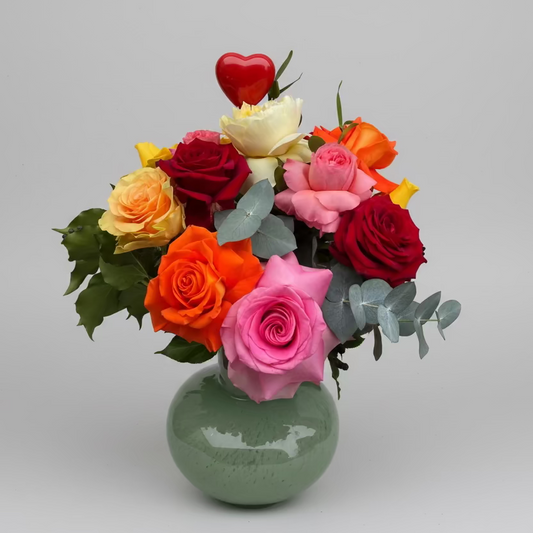 Bunter Valentinstagsstrauß mit aufgefalteten Rosen